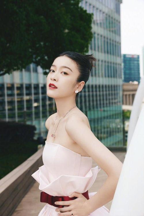 张雪迎照片背景,张雪迎写真背景下的时尚演绎